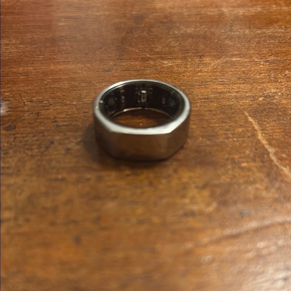 Oura Ring Gen3 Size 7 – Silver – Includes Charger – Gently Used